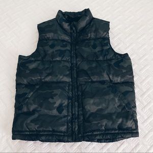 Old Navy Camouflage Print Puffer Vest Army Green Boys Size Medium 8